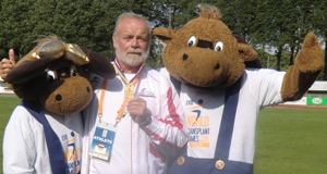 Peter mit Goldmedaille und schwedischen Maskottchen